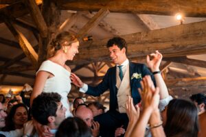 Photographe de mariage en Gironde : découvrez un reportage naturel et élégant d’un mariage religieux au Château Smith Haut Lafitte en passant par le Château d’Eck et l’église de La Brède.