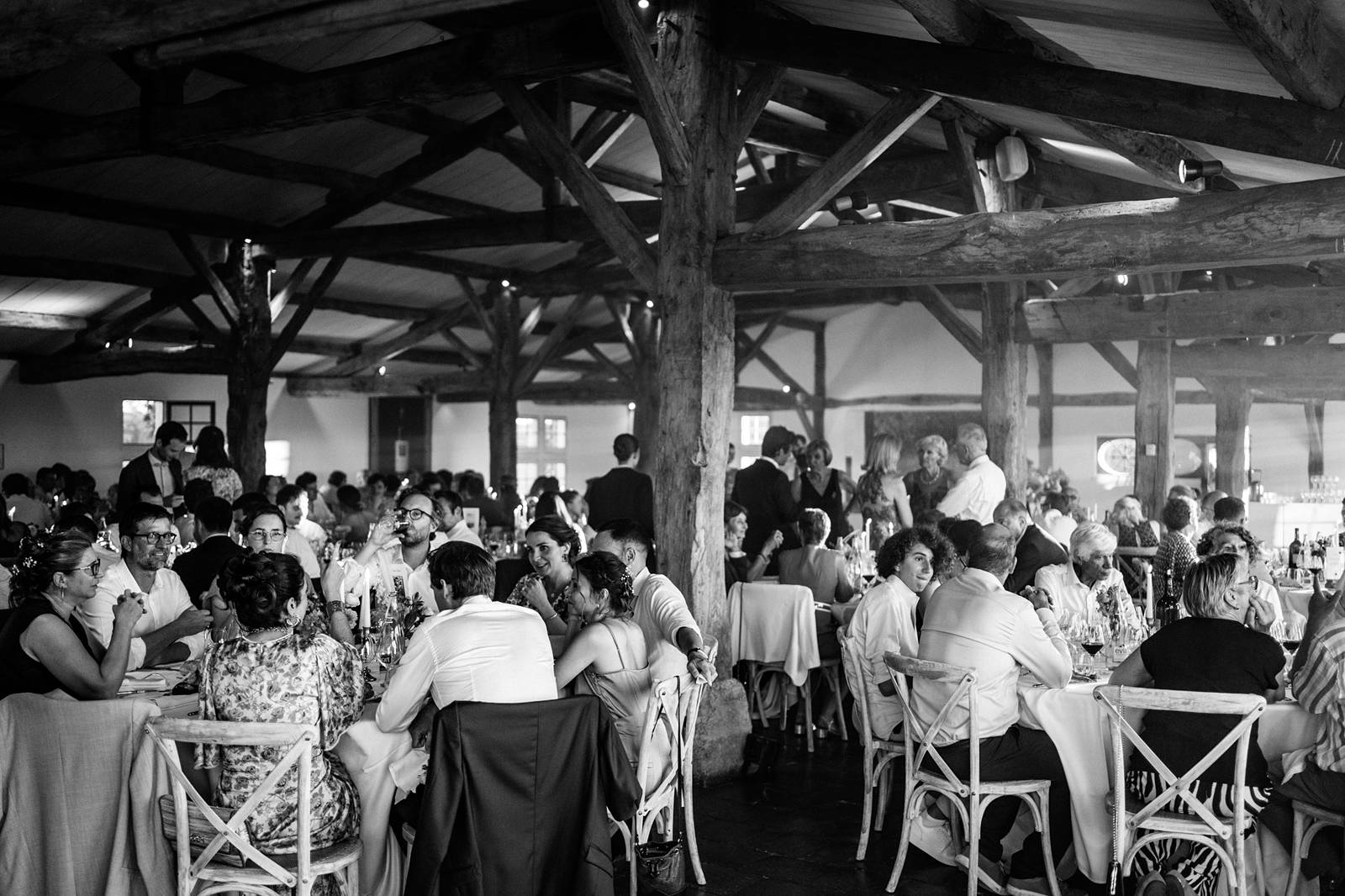 Photographe de mariage en Gironde : découvrez un reportage naturel et élégant d’un mariage religieux au Château Smith Haut Lafitte en passant par le Château d’Eck et l’église de La Brède.