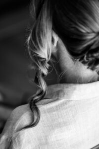 Photographe de mariage en Gironde : découvrez un reportage naturel et élégant d’un mariage religieux au Château Smith Haut Lafitte en passant par le Château d’Eck et l’église de La Brède.