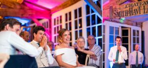 Photographe de mariage en Gironde : découvrez un reportage naturel et élégant d’un mariage religieux au Château Smith Haut Lafitte en passant par le Château d’Eck et l’église de La Brède.