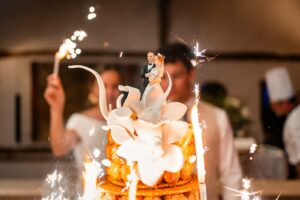 Photographe de mariage en Gironde : découvrez un reportage naturel et élégant d’un mariage religieux au Château Smith Haut Lafitte en passant par le Château d’Eck et l’église de La Brède.
