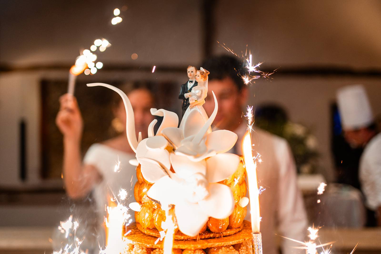 Photographe de mariage en Gironde : découvrez un reportage naturel et élégant d’un mariage religieux au Château Smith Haut Lafitte en passant par le Château d’Eck et l’église de La Brède.