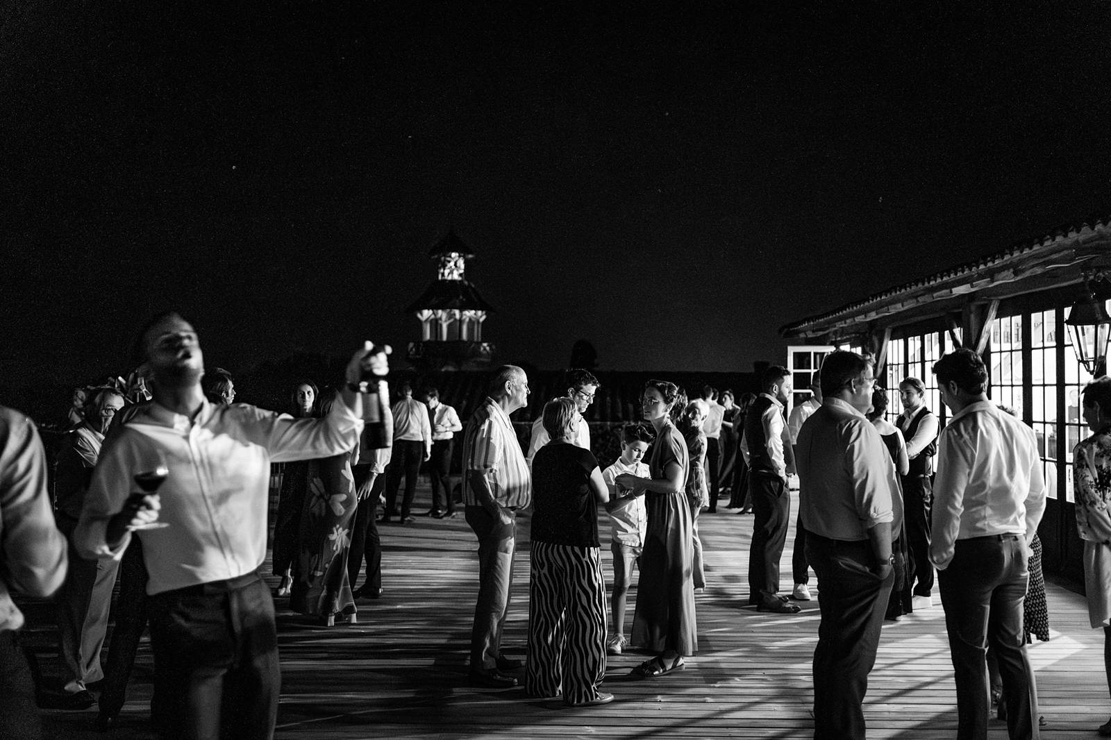 Photographe de mariage en Gironde : découvrez un reportage naturel et élégant d’un mariage religieux au Château Smith Haut Lafitte en passant par le Château d’Eck et l’église de La Brède.