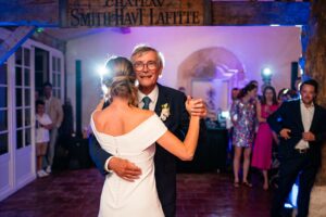 Photographe de mariage en Gironde : découvrez un reportage naturel et élégant d’un mariage religieux au Château Smith Haut Lafitte en passant par le Château d’Eck et l’église de La Brède.