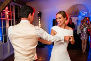 Photographe de mariage en Gironde : découvrez un reportage naturel et élégant d’un mariage religieux au Château Smith Haut Lafitte en passant par le Château d’Eck et l’église de La Brède.