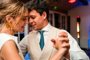 Photographe de mariage en Gironde : découvrez un reportage naturel et élégant d’un mariage religieux au Château Smith Haut Lafitte en passant par le Château d’Eck et l’église de La Brède.