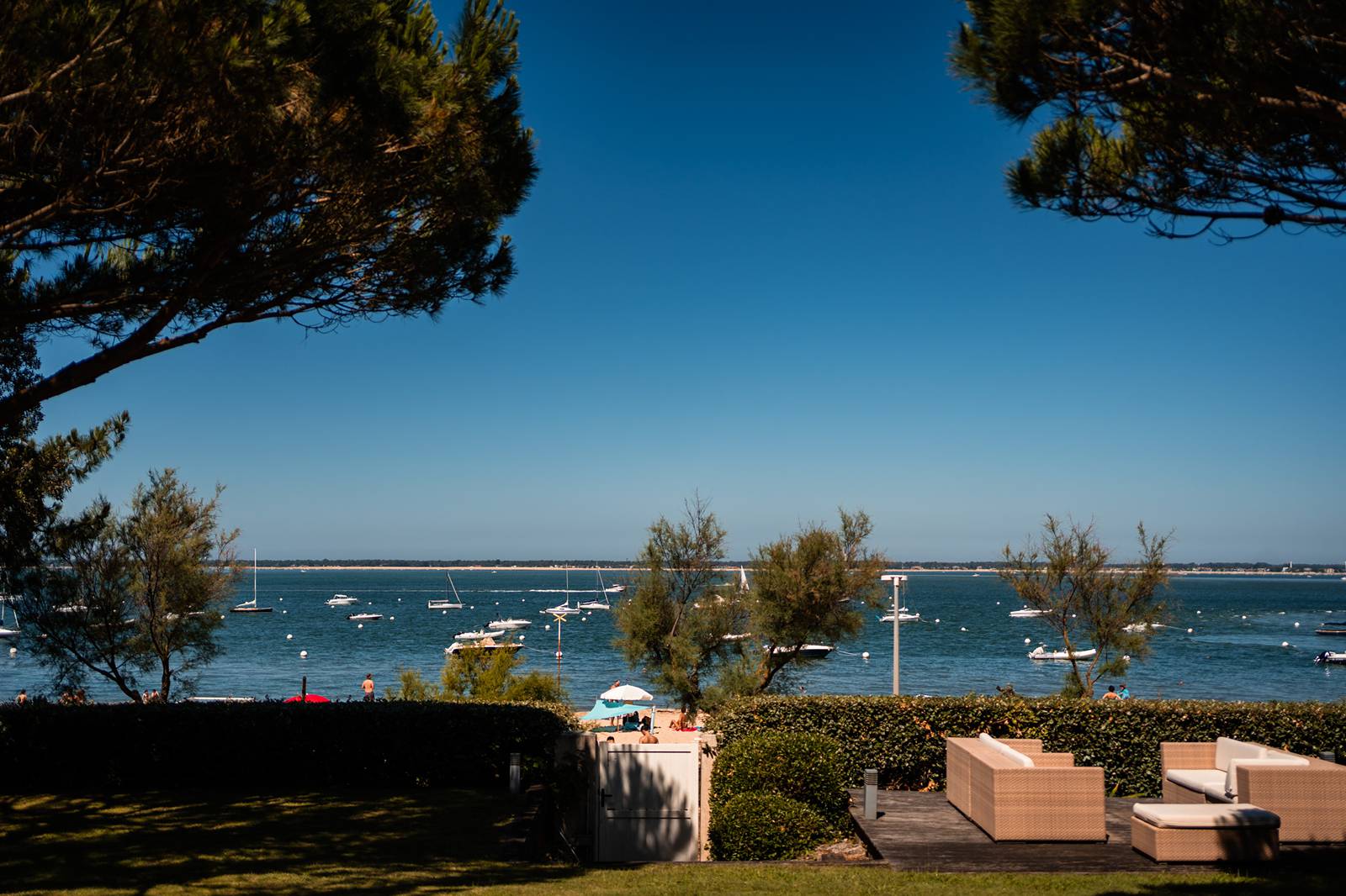 Préparatifs de Lucie dans une villa privée avec vue sur le Bassin d’Arcachon, entourée de ses sœurs et témoins.