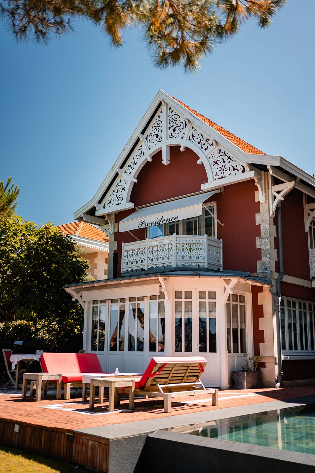 Préparatifs de Lucie dans une villa privée avec vue sur le Bassin d’Arcachon, entourée de ses sœurs et témoins.
