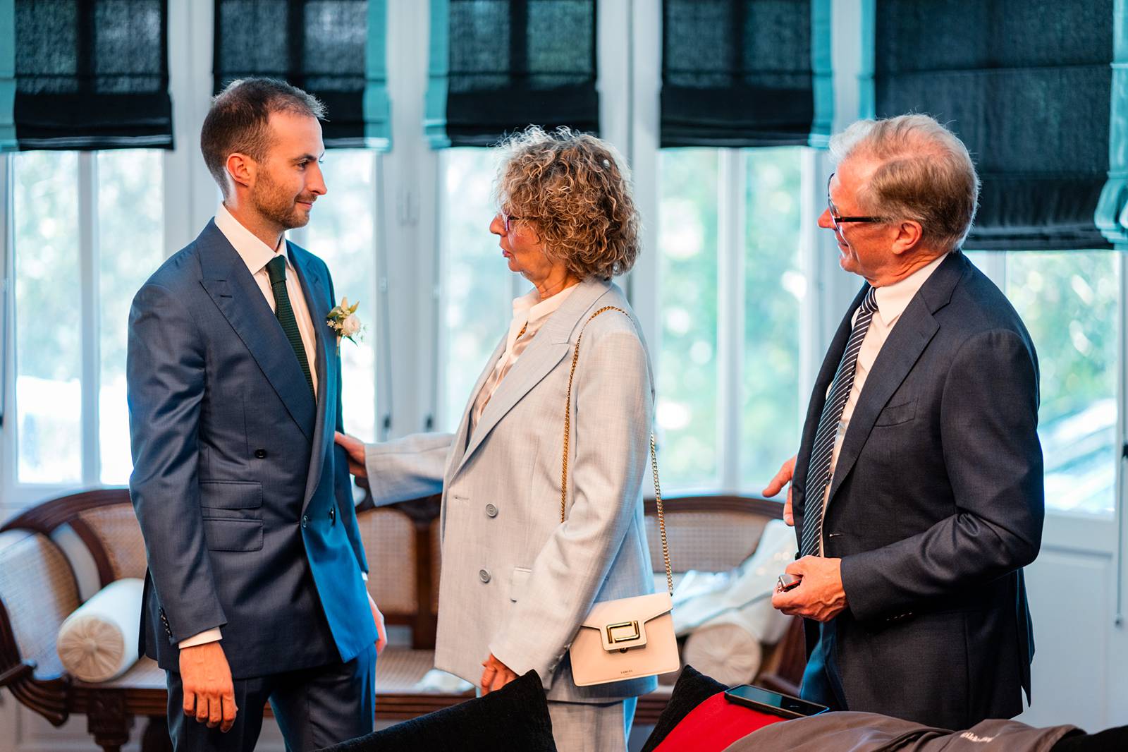 Un moment complice entre le futur marié et ses proches avant le mariage religieux.