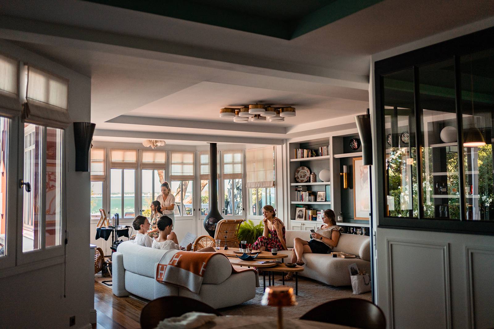 Préparatifs de Lucie dans une villa privée avec vue sur le Bassin d’Arcachon, entourée de ses sœurs et témoins.