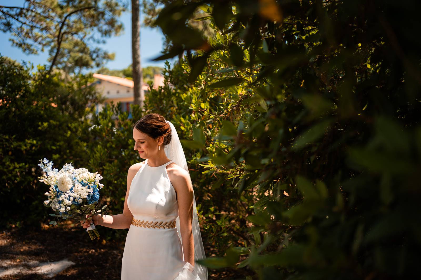 Mariage religieux à l’église Saint-Louis des Abatilles, au cœur des pins d’Arcachon.