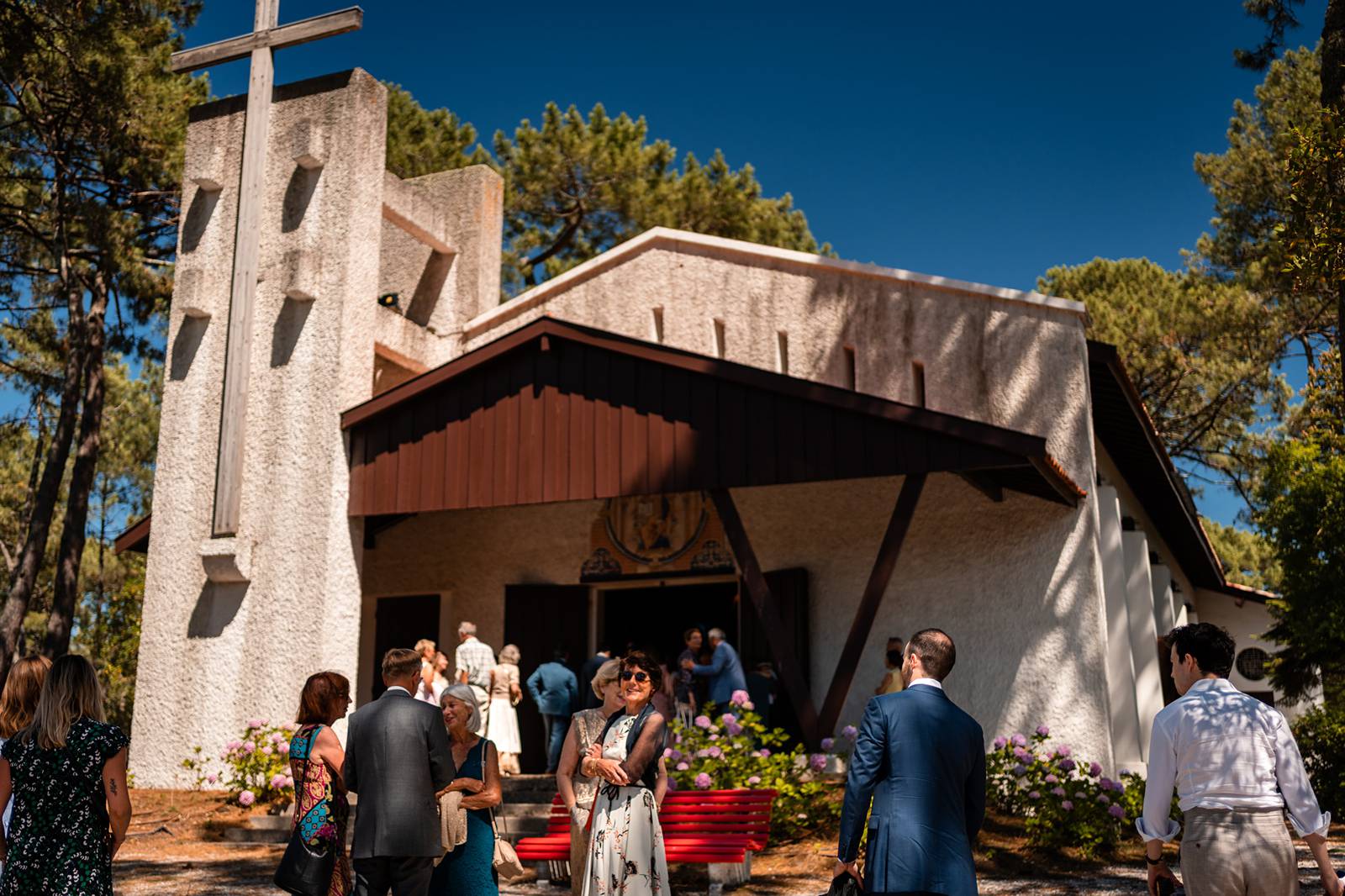 Mariage religieux à l’église Saint-Louis des Abatilles, au cœur des pins d’Arcachon.