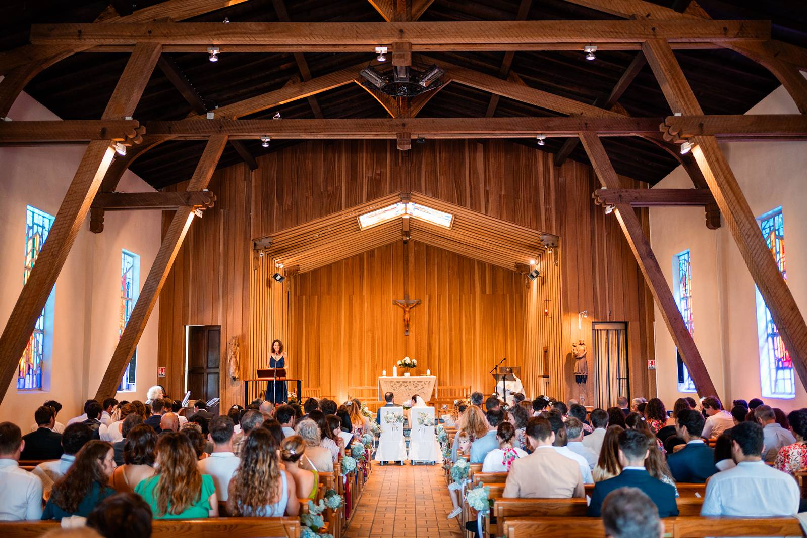 Mariage religieux à l’église Saint-Louis des Abatilles, au cœur des pins d’Arcachon.