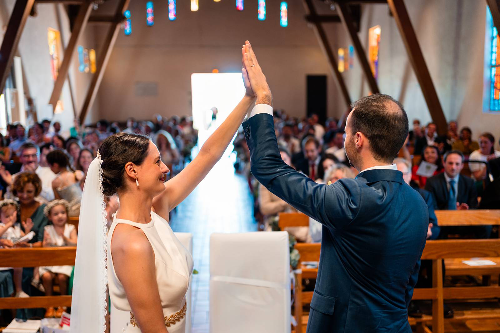 Échange des alliances dans la lumière tamisée de l’église Saint-Louis.