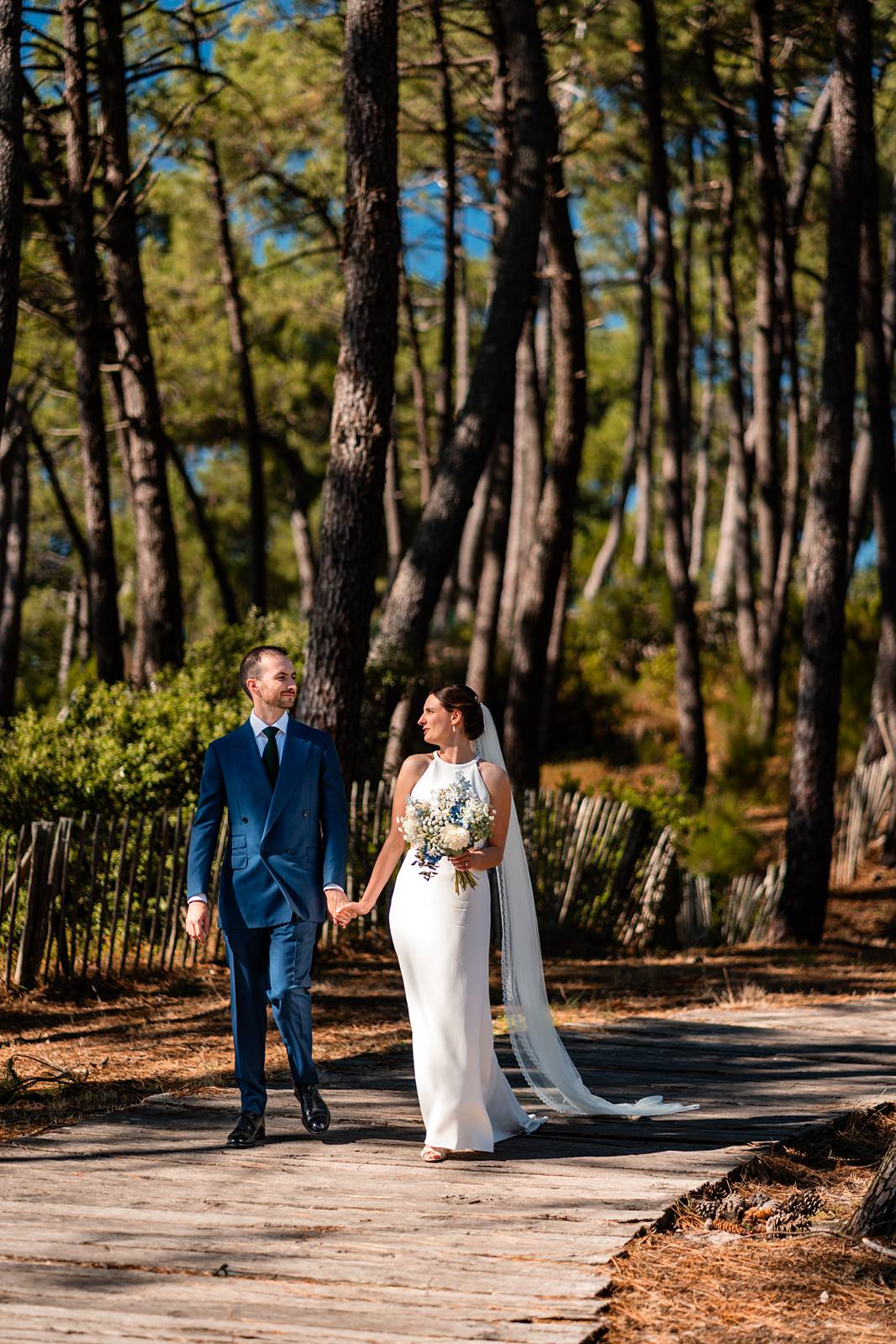 Photos de couple sous les pins, face au Bassin, devant la plage Pereire.