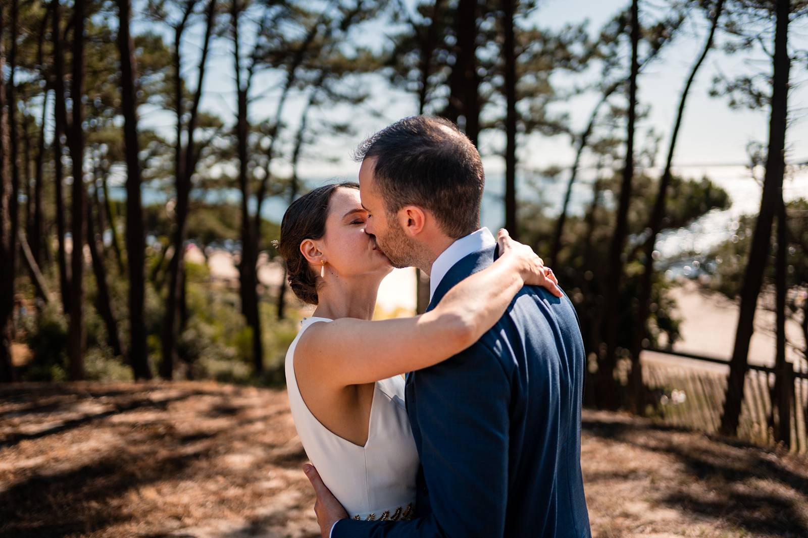 Photos de couple sous les pins, face au Bassin, devant la plage Pereire.