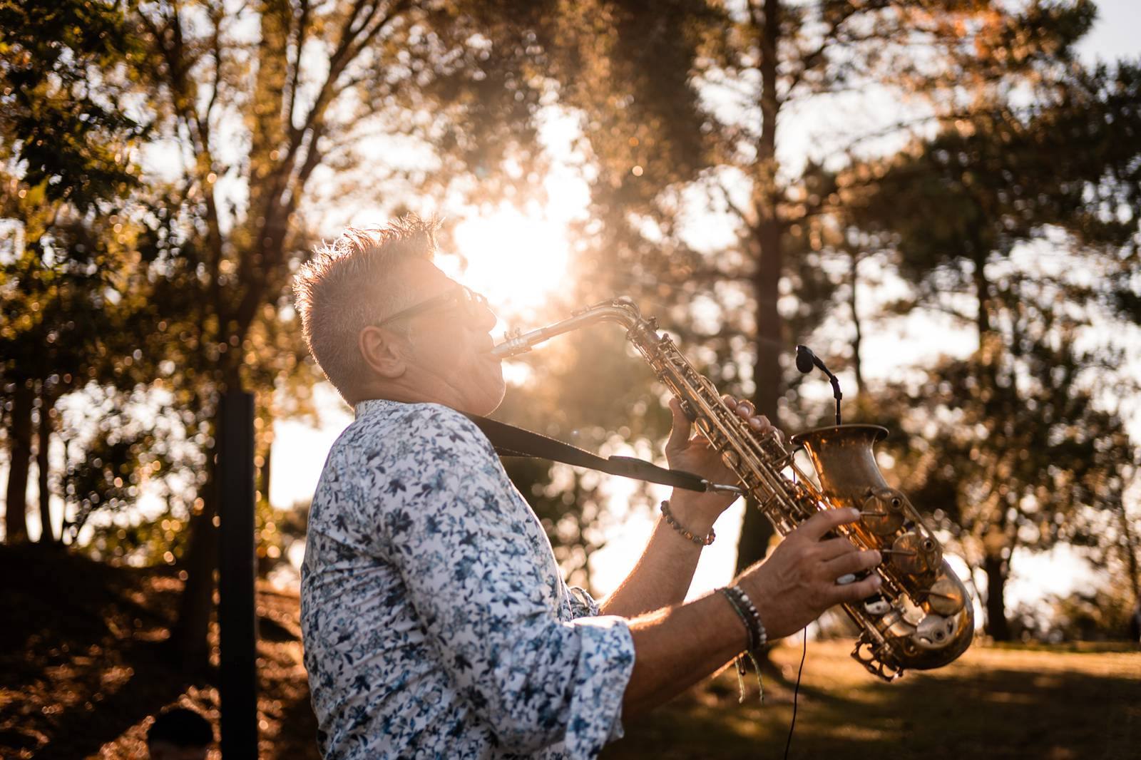 Une ambiance festive avec le saxophone live de David Hirigoyen pendant le vin d’honneur.
