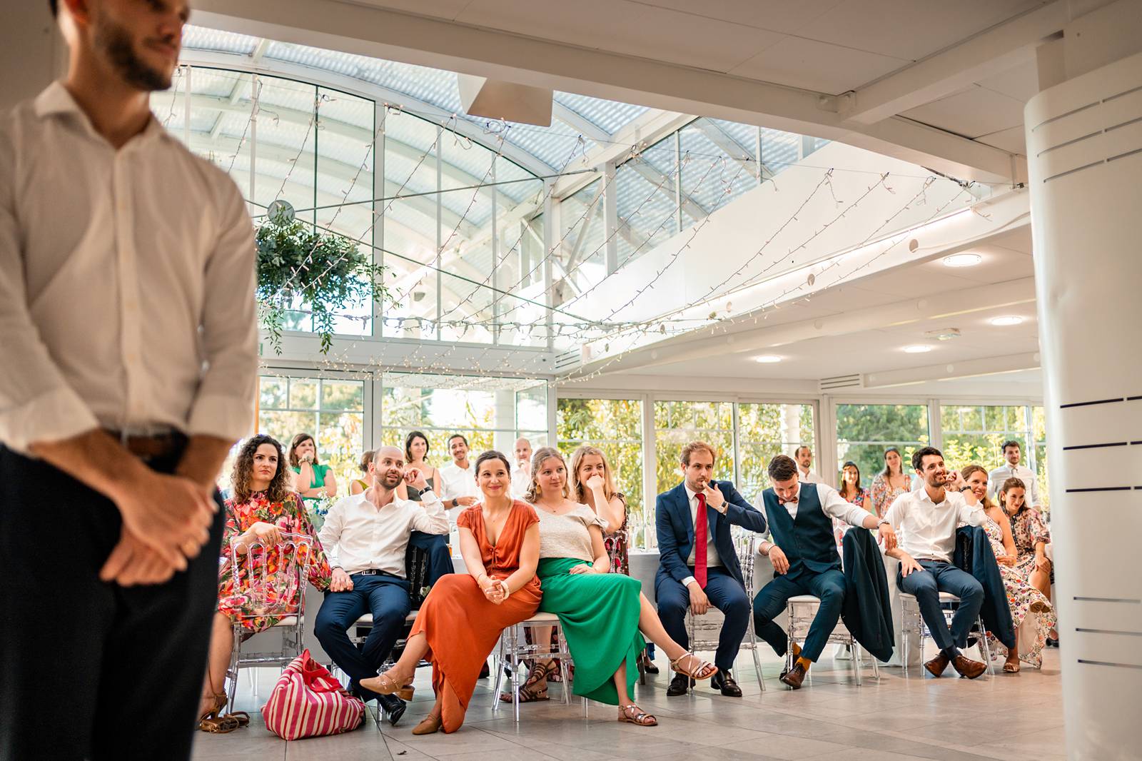 Un repas de fête entre surprises, discours et danse sous les guirlandes.