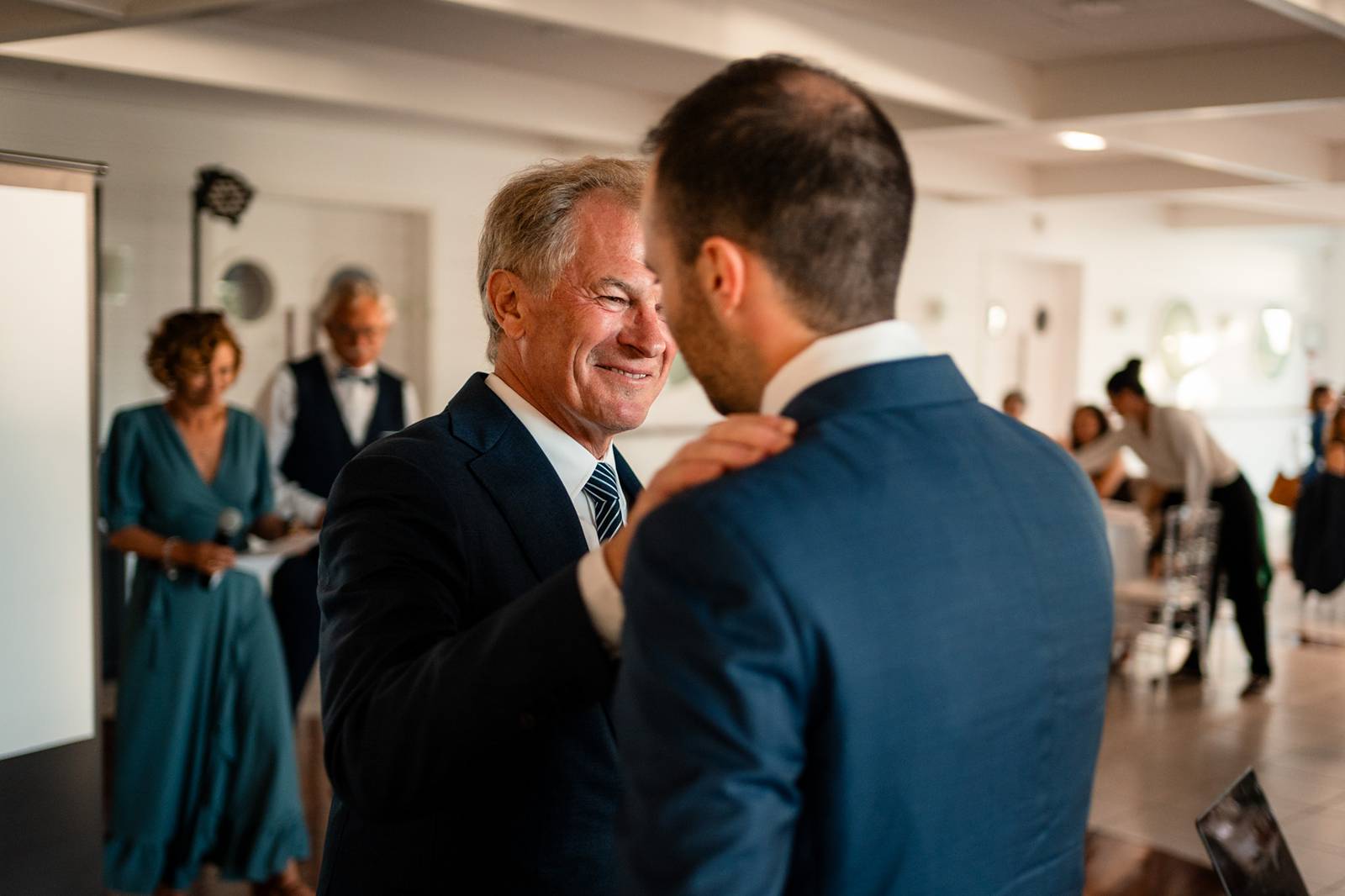 Un repas de fête entre surprises, discours et danse sous les guirlandes.