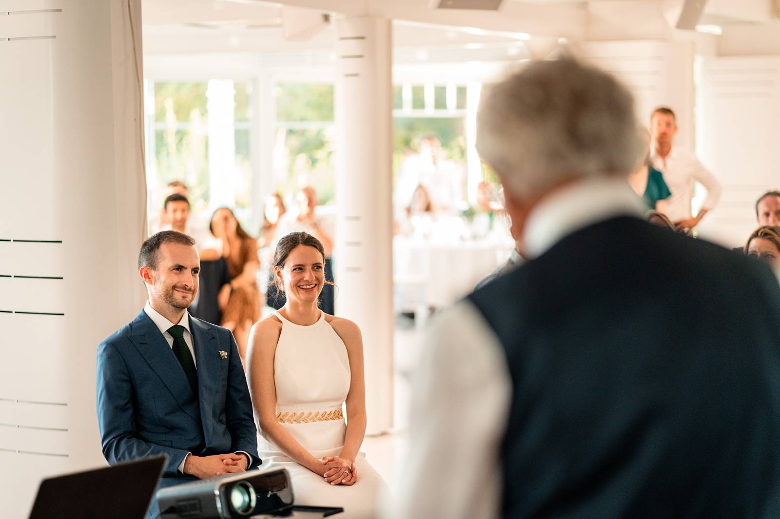 Un repas de fête entre surprises, discours et danse sous les guirlandes.