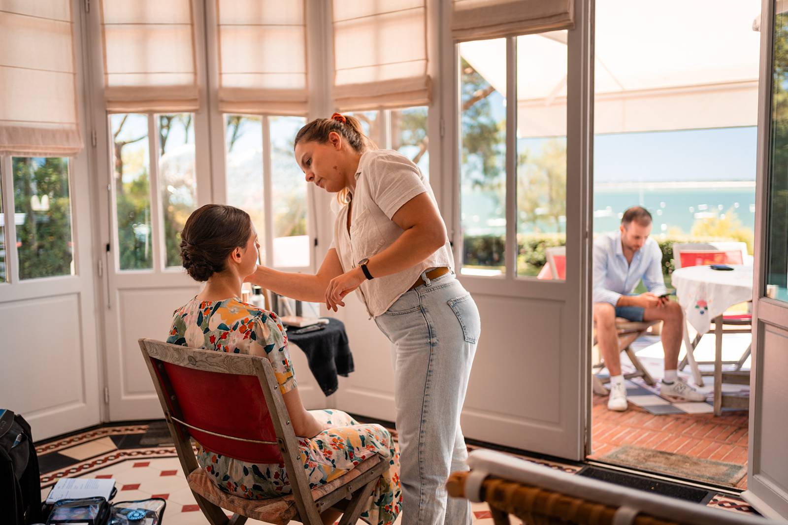 Mise en beauté de la mariée par Cyrielle, dans la lumière douce d’une villa face mer à Arcachon.