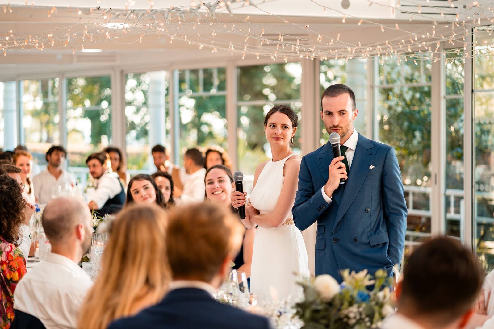 Un repas de fête entre surprises, discours et danse sous les guirlandes.