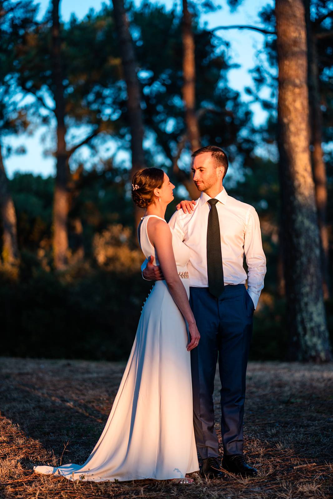 Photos de couple sous les pins, face au Bassin, au coucher du soleil.