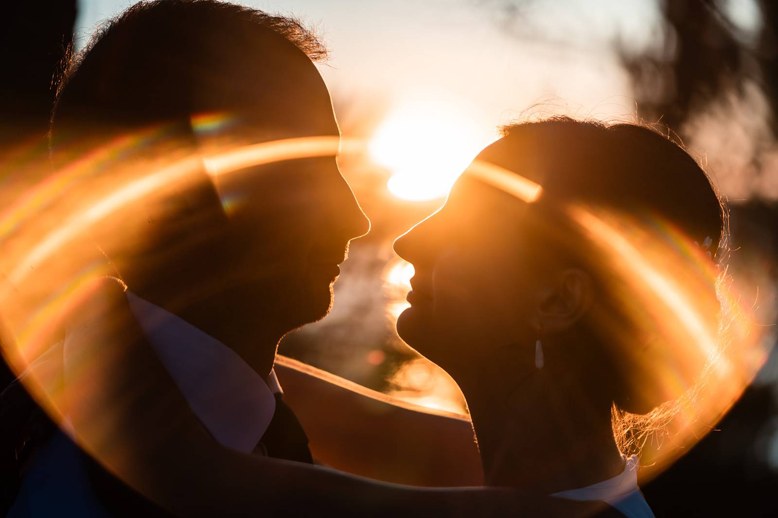 Photos de couple sous les pins, face au Bassin, au coucher du soleil.