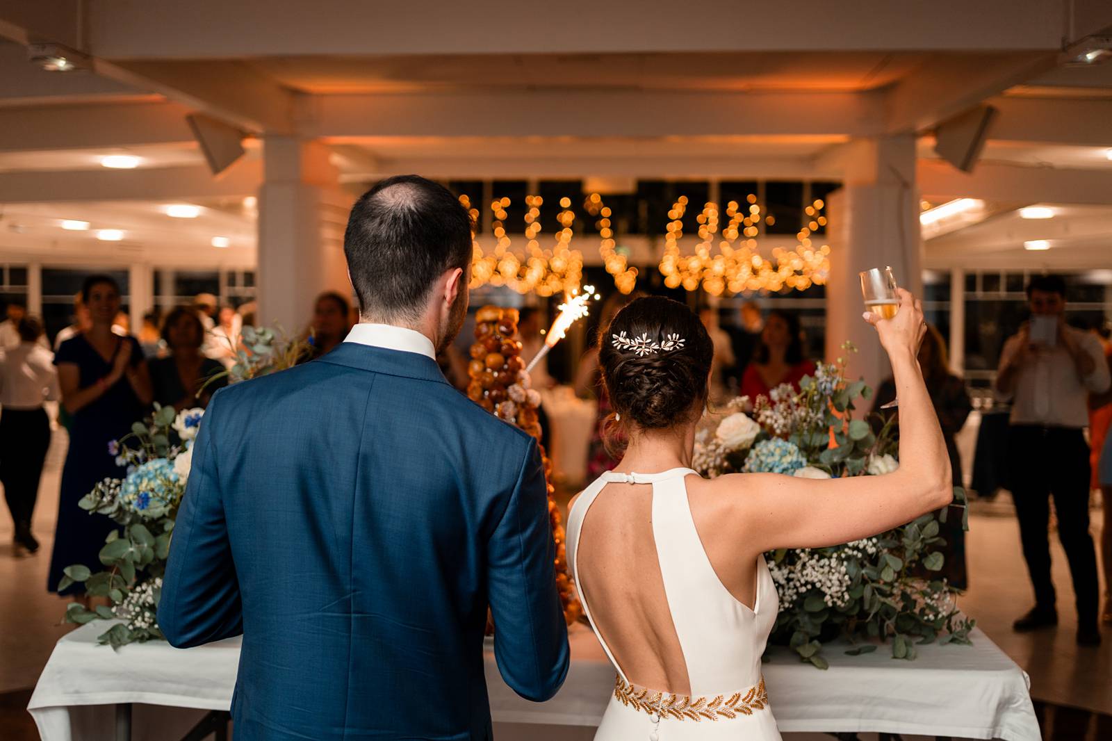 Une nuit de fête entre surprises, discours et danse sous les guirlandes.