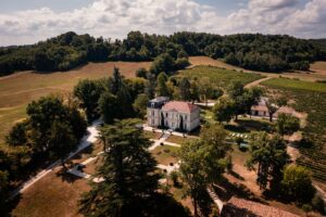 Vue en drone d'un mariage au Château de Garde