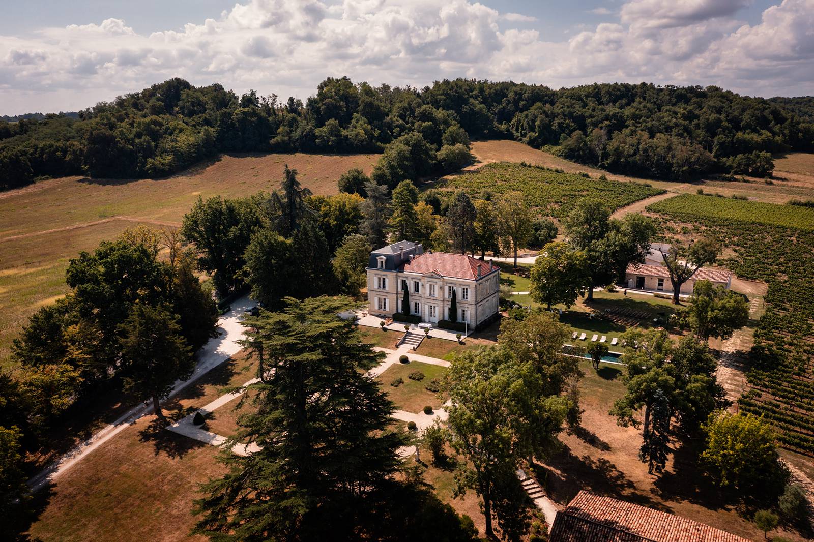 Vue en drone d'un mariage au Château de Garde