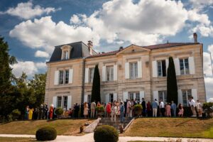 Invités du mariage devant le Château de Garde
