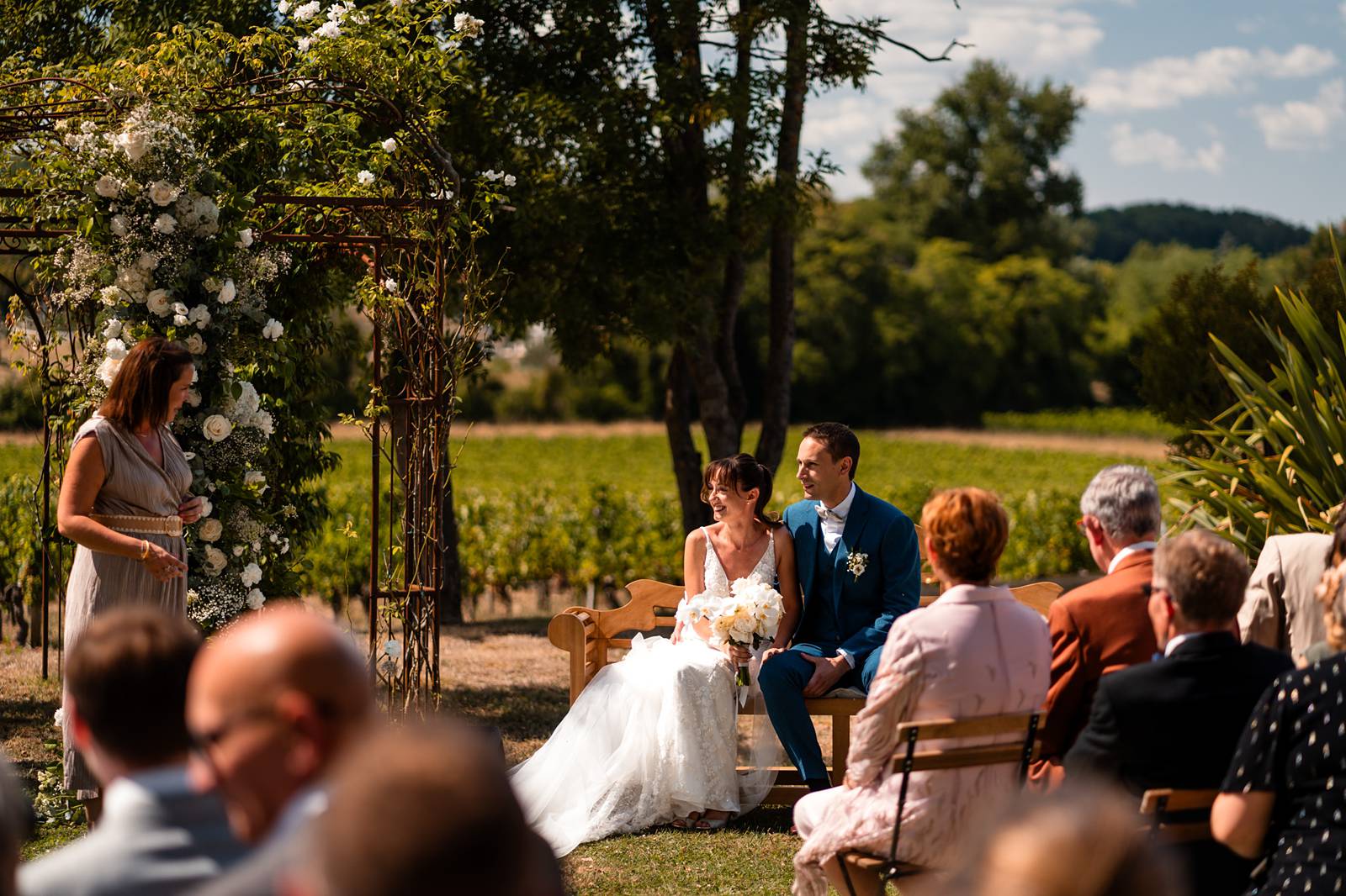 Mariage au Château de Garde – cérémonie laïque en plein air.