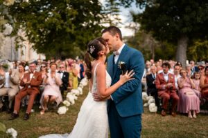 Baisé des mariés à la cérémonie laïque au Château de Garde