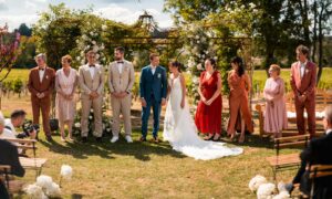 Les mariés échangent leurs vœux lors d’une cérémonie laïque au Château de Garde.