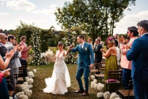 Sortie des mariés après la cérémonie laïque au Château de Garde.