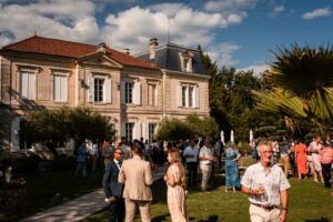 Cocktail de mariage dans les jardins du Château de Garde.