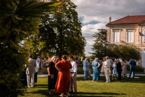 Cocktail de mariage dans les jardins du Château de Garde.