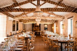 Réception haut de gamme au Château de Garde – tables décorées avec raffinement.