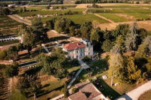 Photos au drone du cocktail de mariage dans les jardins du Château de Garde.