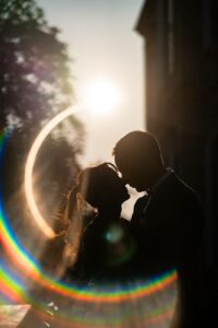 Portrait créatif des mariés dans les jardins du Château de Garde.