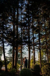 Photos de couple dans les jardins du Château de Garde.
