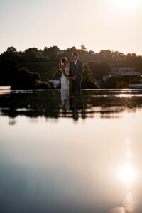 Photos de couple devant la piscine du Château de Garde.