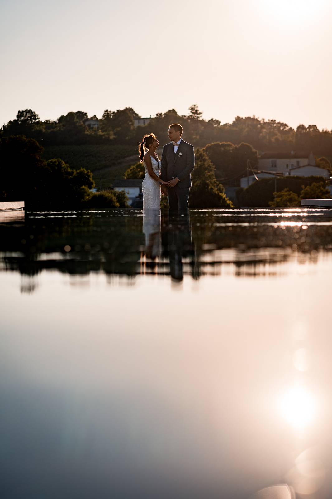 Photos de couple devant la piscine du Château de Garde.