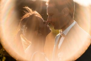 Photos de couple dans les vignes au coucher de soleil avec ring of fire