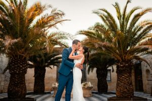 Photos de couple dans le patio aux palmiers au Château de Garde