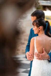 Photos de couple dans le patio aux palmiers au Château de Garde
