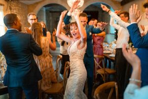 Réception haut de gamme au Château de Garde – tables décorées avec raffinement.