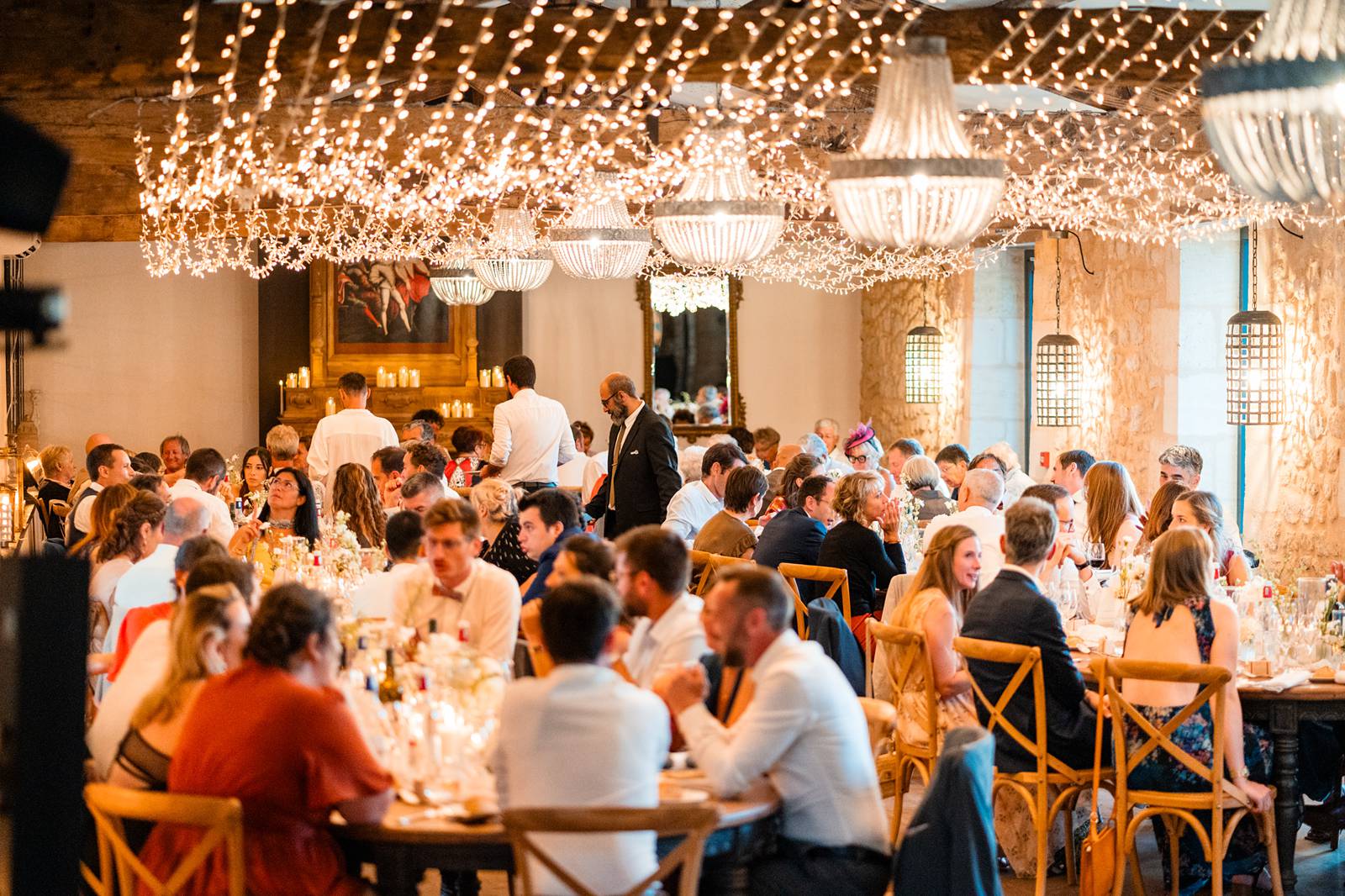Réception haut de gamme au Château de Garde – tables décorées avec raffinement.
