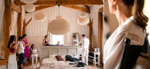Préparatifs de la mariée dans une chambre lumineuse du Château de Garde.